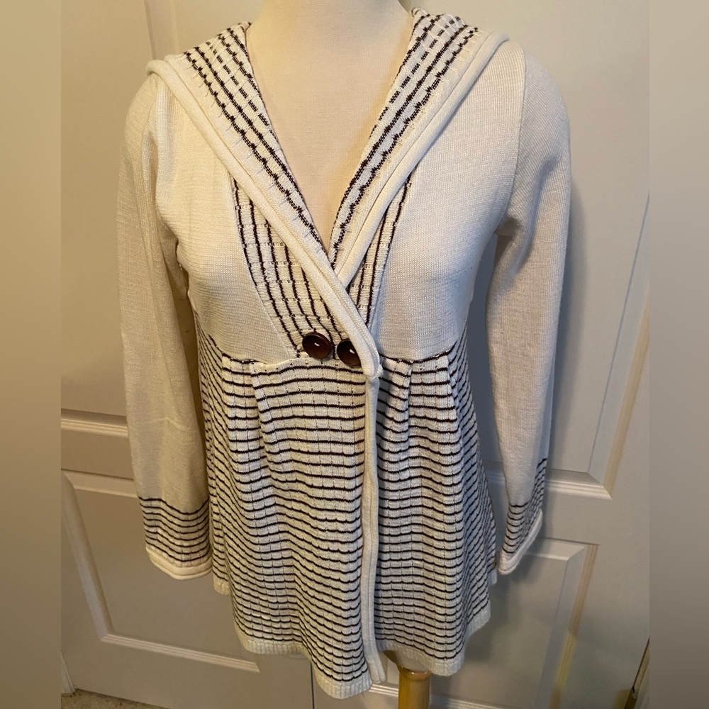 Tricot Joli Brown White Hooded Sweater with 2 Buttons Sz L (fits like a Medium)